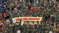 Unjuk rasa ribuan kepala desa dan perangkat desa yang tergabung dalam Persatuan Rakyat Desa (Parade) Nusantara menuju gedung MPR/DPR. (Antara)