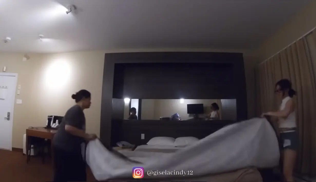 Setelah beberapa jam perjalanan, Gisela dan ibu tiba di tempatnya menginap. Sebelum tidur, terlebih dulu membereskan tempat tidur dan menganti selimut, alas dengan peralatan yang telah disiapkan dari rumah. [Youtube/Gisela Cindy]