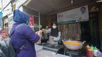 Spanduk Airlangga Hartarto Mejeng di Warung-Warung UMKM
