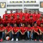 Presdir PS TNI, Letjen TNI Edy Rahmayadi (keempat kiri bawah) berfoto bersama tim PS TNI usai peluncuran di Makostrad, Jakarta, Selasa (19/4/2016). PS TNI menyatakan kesiapan mengarungi Torabika Soccer Championship 2016. (Liputan6.com/Helmi Fithriansyah)