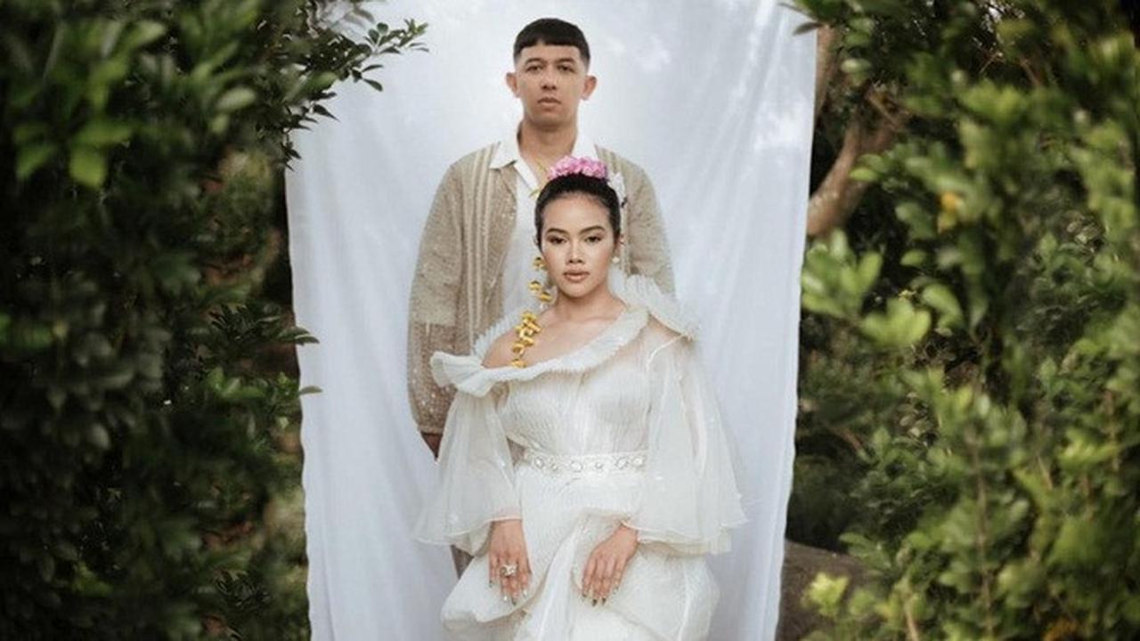 8 Tahun Berpacaran, Ini 7 Potret Donne Maula Calon Suami Yura Yunita