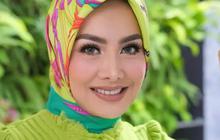 7 Potret Cici Faramida di Usia 50 Tahun, Enggan Menua dan Tetap Cantik dengan Outfit yang Elegan