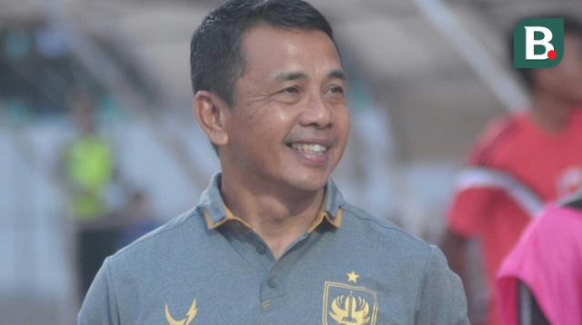 Pelatih PSIS Semarang, Jafri Sastra usai pertandingan melawan Tira Persikabo di Stadion Moch Soebroto, Magelang, Jumat (2/8/2019). (Bola.com/Vincentius Atmaja)