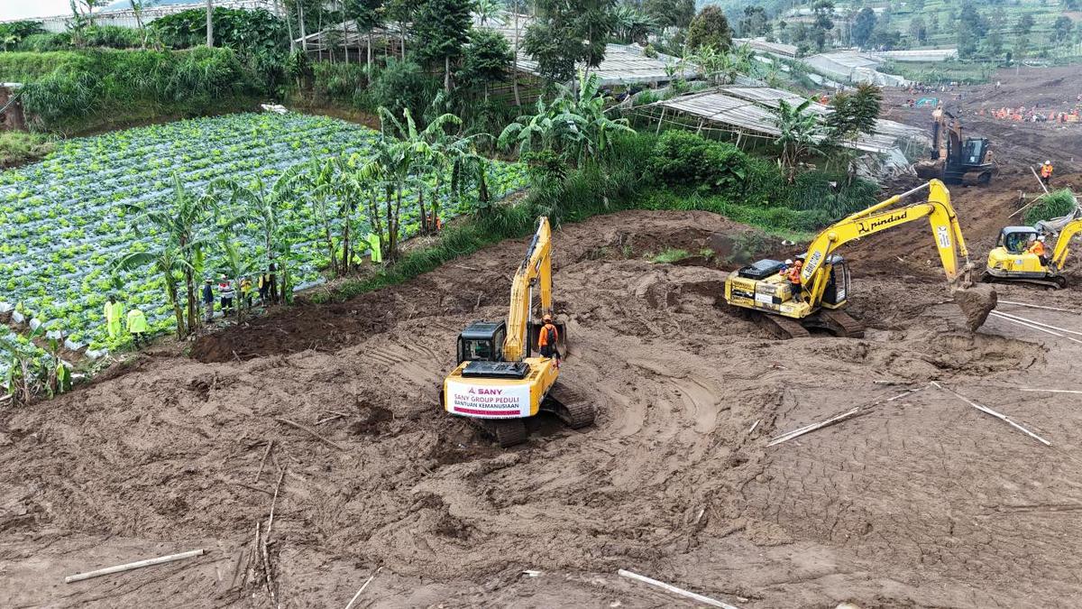 Longsor Cisarua, Bantuan Ekskavator Dikerahkan untuk Cari Korban