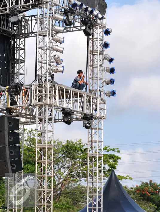 Panggung megah SCTV akan menghadirkan NOAH, Geisha, Five Minutes, Setia Band, Zaskia Gotik, Via Vallen, Duo Anggrek, Devy Berlian, Rizky dan Ridho 'D Academy' dan The Dance Icon Indonesia, Jakarta, Rabu (30/12). (Liputan6.com/Yoppy Renato)