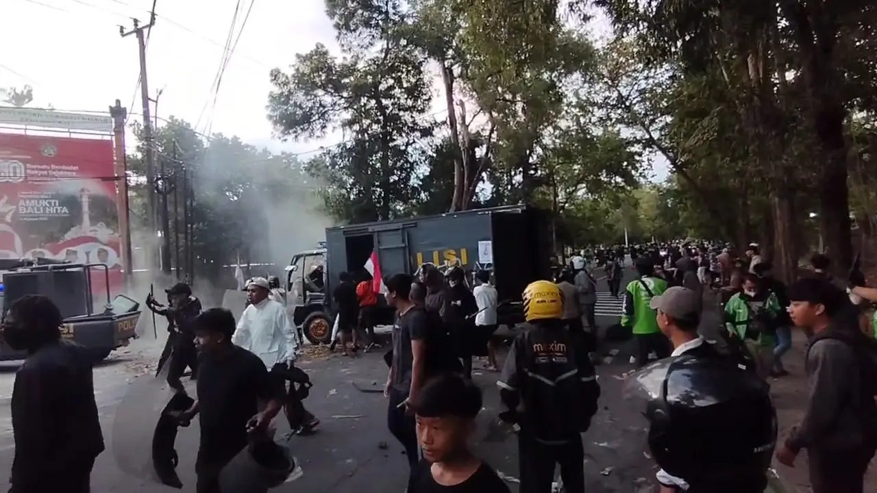 Gelombang demonstrasi yang sejak siang terpusat di depan Polda Bali mulai bergeser ke kawasan DPRD Bali, Niti Mandala Renon, Sabtu sore 30 Agusstus 2025.