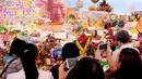 Sejumlah warga berkumpul setelah mendengar kabar meninggalnya mantan PM Singapura, Lee Kuan Yew di Singapore General Hospital, Senin (23/3). Bapak bangsa Singapura ini meninggal dunia dalam usia 91 tahun karena mengidap pneumonia. (AFP PHOTO/Mohd Fyrol)