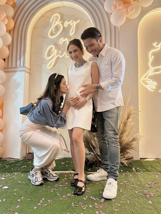 Keduanya mengenakan outfit berwarna putih. Yakup Hasibuan tampil kasual dengan kemeja putih lengan panjang. Ia padukan penampilannya dengan celana jeans dan sneakers putih. [Foto: Instagram]