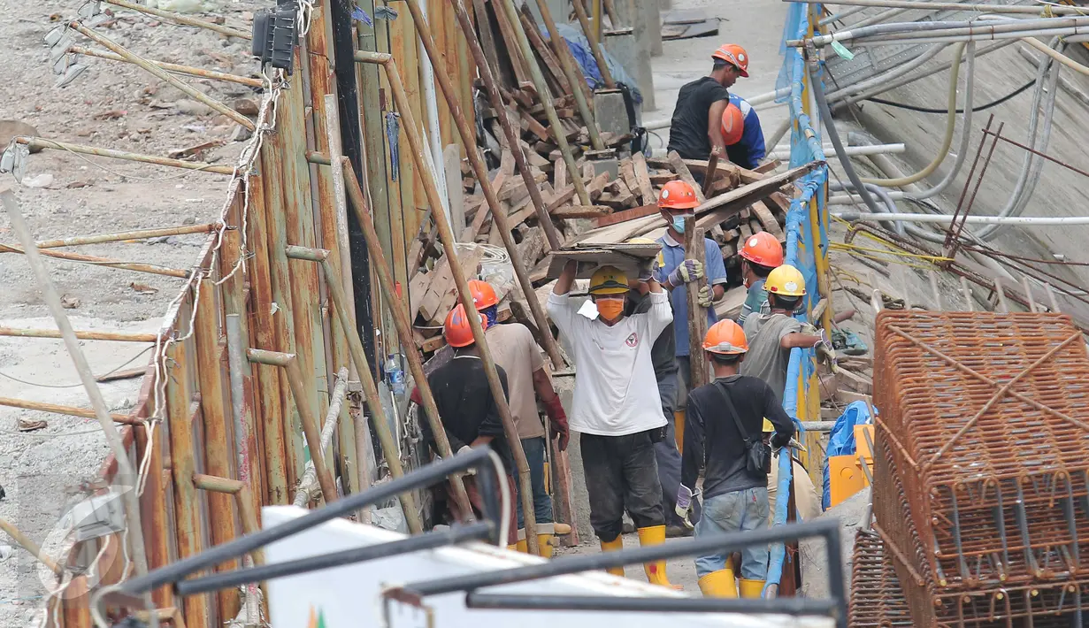 Sejumlah pekerja beraktifitas pada sebuah proyek di Jakarta, Jumat (15/1/2016). BPS  mencatat adanya kenaikan upah nominal harian buruh bangunan nasional pada Desember 2015 sebesar 0,7 %. (Liputan6.com/Angga Yuniar)