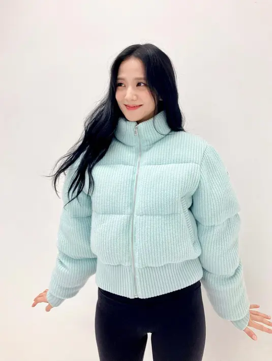 Senyum manis Jisoo BLACKPINK yang menyempurnakan penampilannya secara keseluruhan. [Foto: Instagram/sooyaaa__]