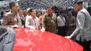 Menteri Perindustrian Airlangga Hartarto meninjau mobil yang dipamerkan dalam ajang GIIAS 2017 di ICE BSD City Tangerang, Kamis (10/8). Sebanyak 40 lebih mobil model baru bakal hadir di pameran otomotif tahunan di Indonesia ini (Liputan6.com/Angga Yuniar)