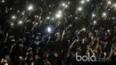 Ribuan Bobotoh mengabadikan momen perkenalan tim Persib Bandung di Stadion Siliwangi, Bandung, Minggu (2/4/2017). Peluncuran tim ini menandai kesiapan Persib menghadapi Liga 1 Indonesia. (Bola.com/Nicklas Hanoatubun)