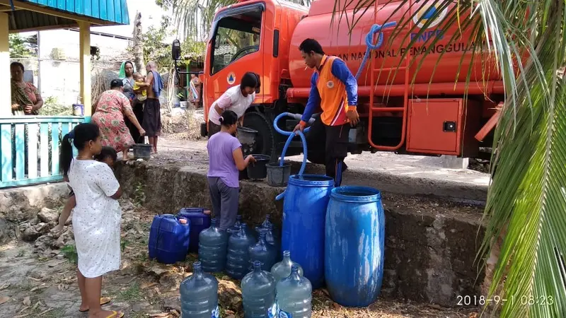 Musim kemarau menyebabkan kekeringan di sejumlah wilayah di Tanah Air.