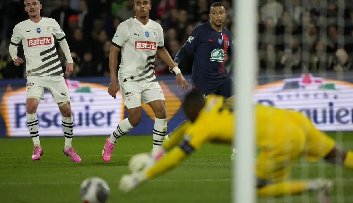 Pemain Paris Saint-Germain, Kylian Mbappe, berusaha mencetak gol ke gawang Rennes pada laga Semifinal Piala Prancis di Stadion Parc des Princes, Rabu (3/4/2024). Satu-satunya gol dicetak oleh Kylian Mbappe. (AP Photo/Thibault Camus)