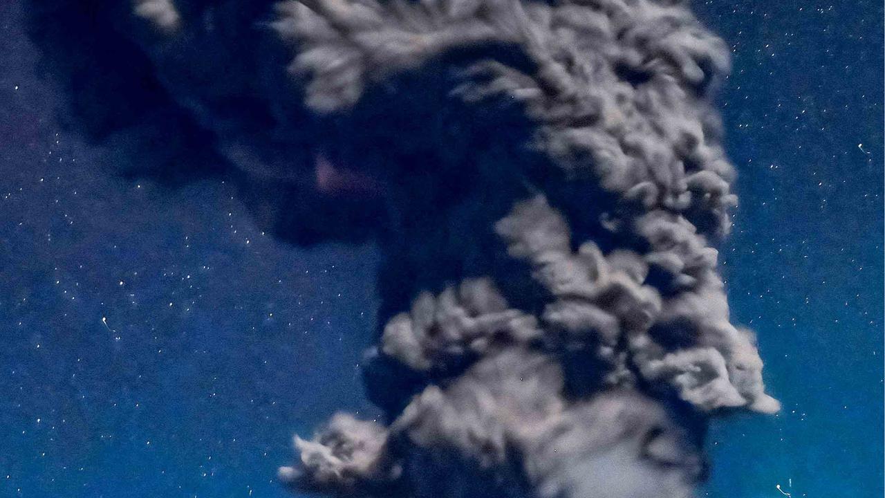 FOTO: Dahsyatnya Erupsi Gunung Lewotobi Laki-Laki, Kilatan Petir Mengiringi Semburan Abu Setinggi 10 Kilometer