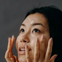 Dengan melakukan eksfoliasi kulit, kamu dapat mengangkat sel-sel kulit mati serta menutrisi kulit agar lebih sehat dan awet muda (Foto: Pexels.com/Polina Kovaleva)