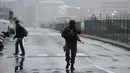 Tentara Belgia melakukan penjagaan di dekat bandara Zaventem, Brussels, Belgia, (23/3). Pihak keamanan Belgia saat ini sedang memburu seorang pria yang diduga pelaku serangan teror.  (JOHN THYS / AFP)