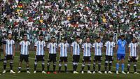 Timnas Argentina bertandang ke markas Timnas Bolivia di La Paz Stadium yang menjadi stadion tertinggi di dunia dengan ketinggian sekitar 3600 mdpl, Rabu (13/9/2023) dini hari WIB. Tanpa diperkuat Lionel Messi yang tak masuk dalam susunan pemain meski hadir untuk memberi dukungan, Albiceleste tetap tampil solid dengan membungkam tuan rumah dengan skor 3-0. Tiga gol Argentina dihasilkan oleh Enzo Fernandez (31'), Nicolas Tagliafico (42') dan Nicolas Gonzalez pada menit ke-83. Bolivia harus tampil dengan 10 pemain sejak menit ke-39 setelah Roberto Fernandez diganjar kartu merah langsung. (AP Photo/Juan Karita)