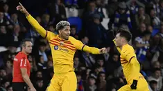 Bek Barcelona Ronald Araujo merayakan gol pembuka yang dicetaknya ke gawang Real Sociedad pada pekan ke-12 La Liga Spanyol di stadion Reale Arena, Minggu (5/11/2023). (AP Photo/Alvaro Barrientos)