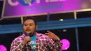 Salah satu peserta menunjukkan aksinya saat Standup Comedy Academy Indosiar, Jakarta, Senin (5/10/2015). Stand Up Comedy Academy Indosiar telah menemukan 24 comica yang akan bersaing mencari posisi pertama. (Liputan6.com/Faisal R Syam)