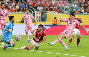 Kiper Al Ahly, Mohamed El Shenawy, berusaha menghalau bola tendangan pemain Inter Miami, Tadeo Allende, pada pertandingan pembuka Grup A Piala Dunia Antarklub 2025 di Hard Rock Stadium pada Minggu (15/6/2025). (AP Photo/Rebecca Blackwell)