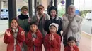 15 tahun membina rumah tangga, keluarga pasangan aktris dan sutradara ternama itu selalu harmonis dan banyak dijadikan panutan. Zaskia juga menyebut liburan kali ini sebagai full team trip. Ramai dan seru, mereka begitu bahagia di momen plesiran tersebut. (Liputan6.com/IG/@zaskiadyamecca)
