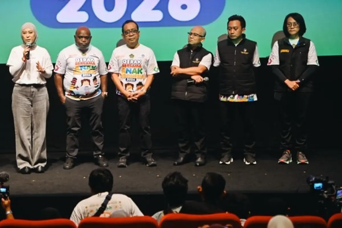 Menkomdigi Meutya Hafid bersama jajaran menteri kabinet dan komisioner KPAI dalam acara Gerak Bersama Anak Indonesia, di XXI Epicentrum Kuningan, Jakarta Selatan, Minggu (19/07/2026). (Foto: Komdigi)