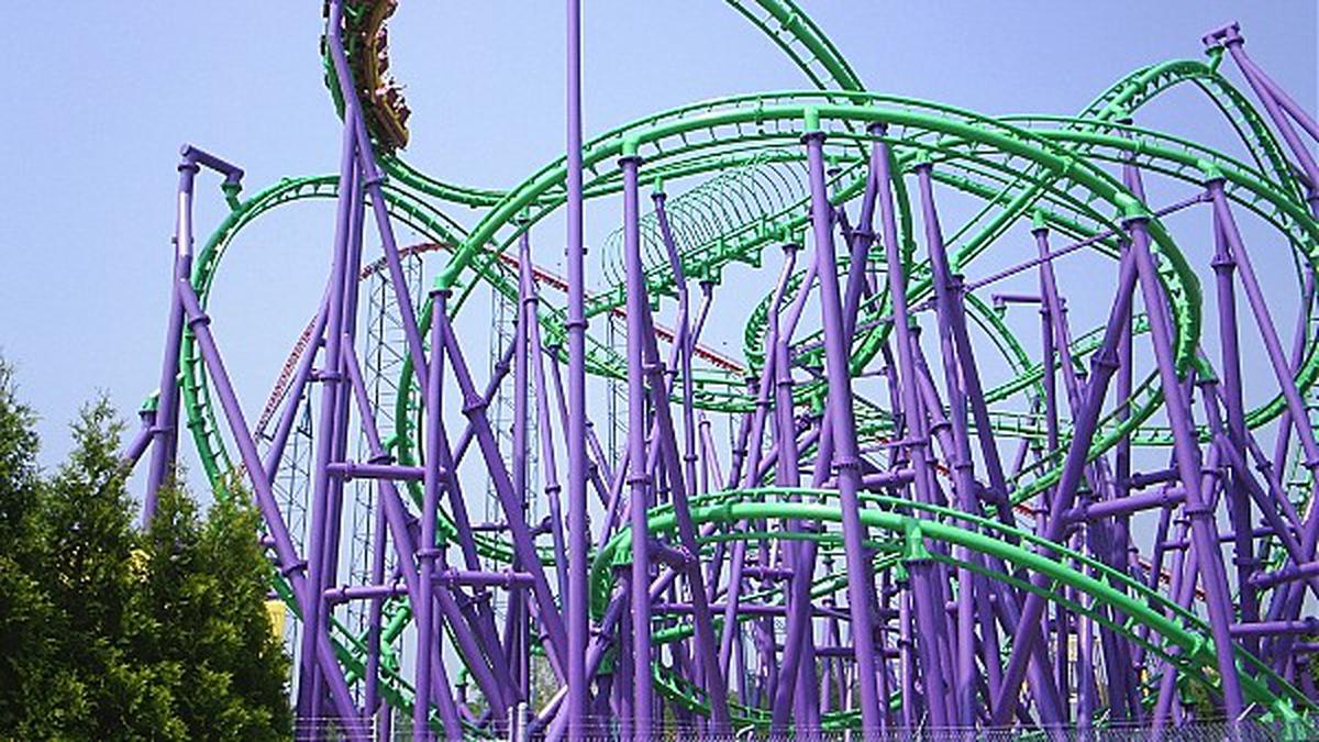 Penumpang Terjebak di Puncak Roller Coaster 5 Jam