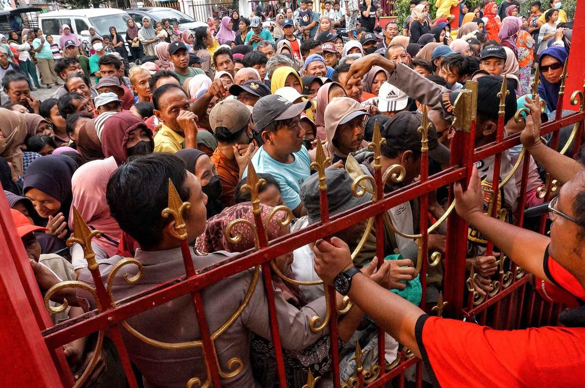 FOTO: Antusias Warga Rebutan Bahan Makanan dalam Festival Hantu Lapar