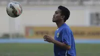 Pemain Persib, Muhammad Taufiq berlatihan jelang laga semi final Piala Presiden 2015 melawan Mitra Kukar di Stadion Aji Imbut, Tenggarong, Kaltim, Sabtu (3/10/2015). (Bola.com/Vitalis Yogi Trisna