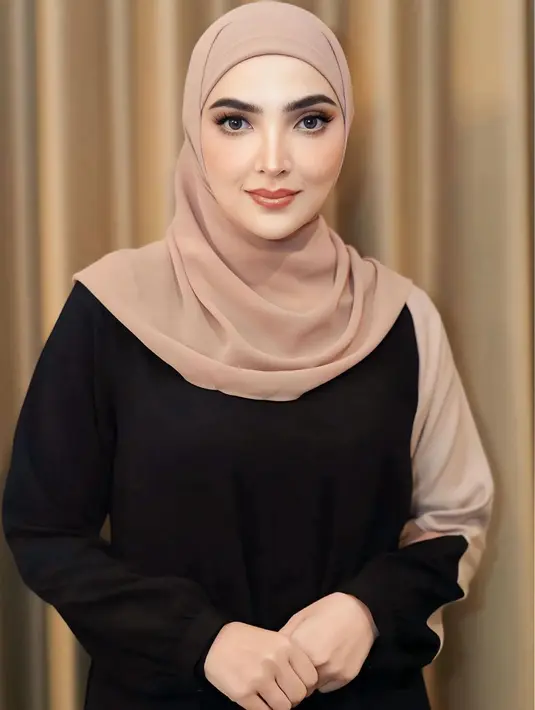 Dalam acara tersebut, Ashanty tampil memesona dengan mengenakan hijab, yang dipadukan dengan abaya hitam beraksen coklat muda. [@ashanty_ash].