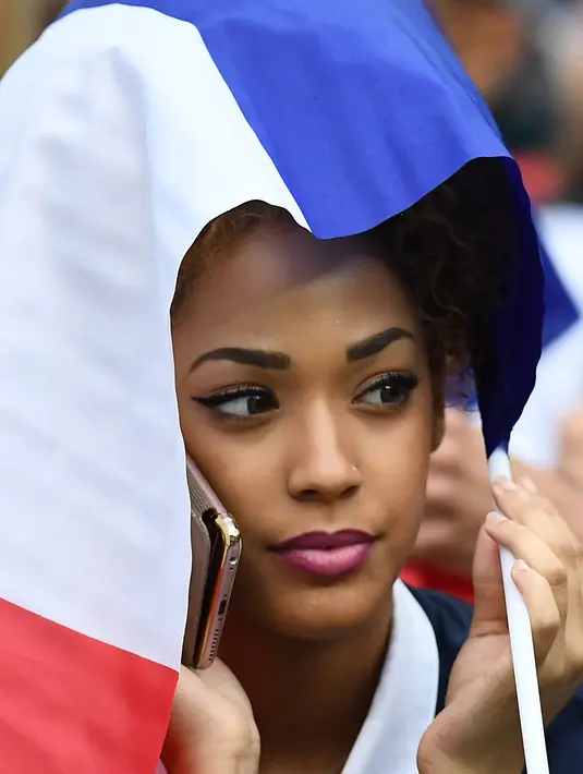Sephora Coman istri dari Kingsley Coman yang terlihat cantik dengan setia menanti laga Prancis melawan Islandia pada perempat final Piala Eropa 2016 di Stade de France, Saint-Denis, Paris. (4/7/2016) dini hari WIB. (AFP/Franck Fife)