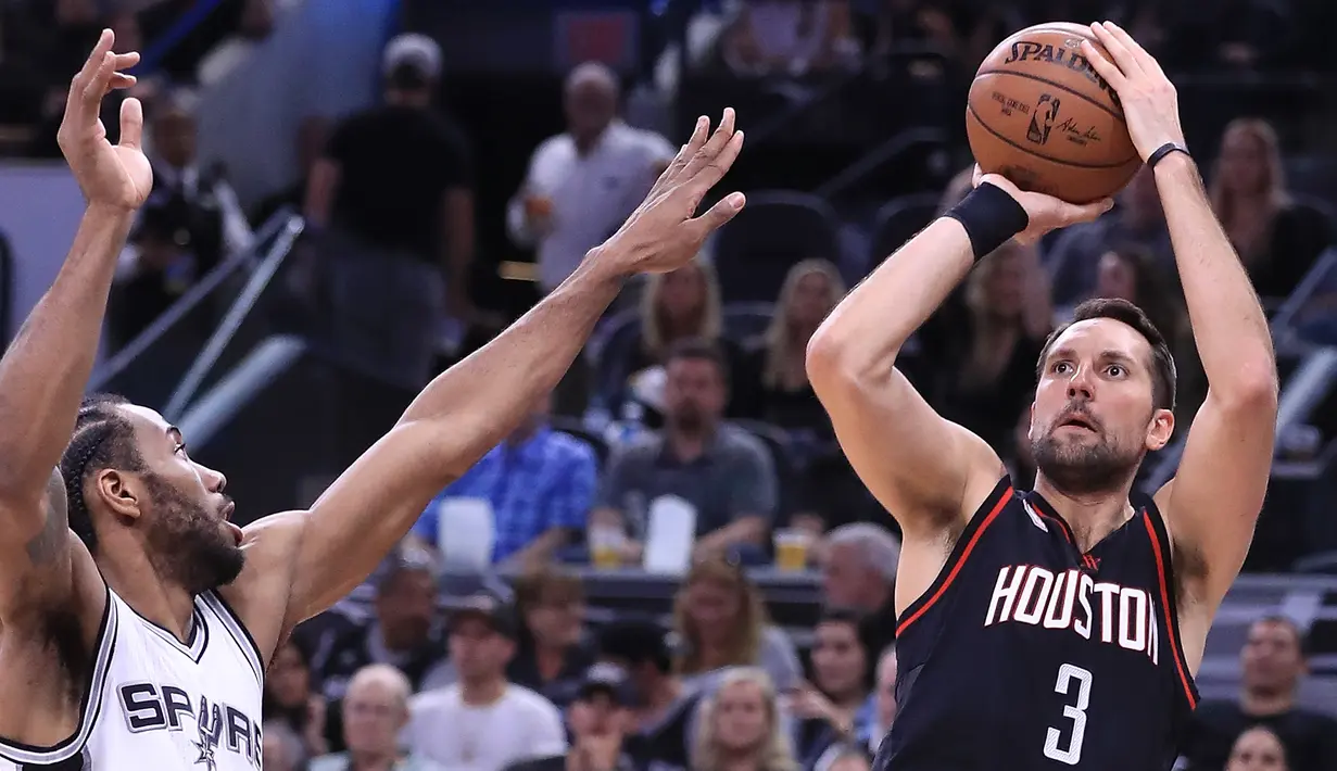 Pemain Housten Rockets, Ryan Anderson (3) bersiap menembak bola ke dalam ring dari kawalan Kawhi Leonard di gim kelima semifinal wilayah barat Playoffs NBA 2017 di AT&T Center, San Antonio, Texas (9/5). (Ronald Martinez/Getty Images/AFP)