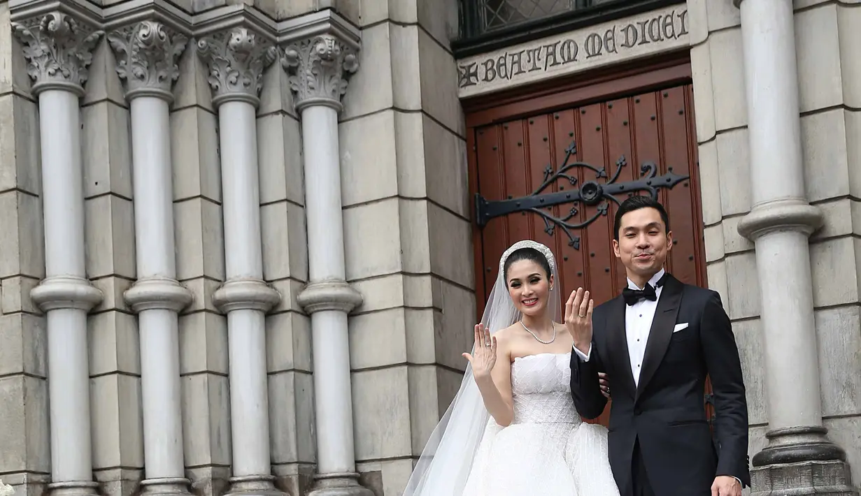 Pernikahan mewah digelar layaknya pernikahan di negeri dongeng. Banyak yang takjub dengan suasana pernikahan pasangan yang menjalin hubungan selama tiga tahun ini. (Nurwahyunan/Bintang.com)