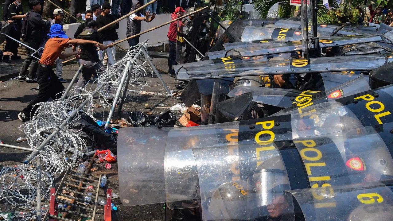 FOTO: Bentrok Saat  Eksekusi Pengosongan Hotel Sultan di Kawasan GBK
