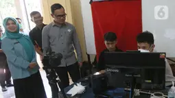 Walikota Bogor Bima Arya saat menyaksikan  perekaman E-KTP di SMAN 5, jalan dreded Bogor, Selasa (31/05/2022). Pemerintah Kota (Pemkot) Bogor mempermudah pembuatan identitas kependudukan E-KTP bagi pelajar. Dinas Kependudukan dan Pencatatan Sipil (Disdukcapil) Kota Bogor menerapkan program Goes to School. (merdeka.com/Arie Basuki)