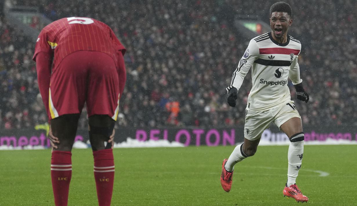 Pemain Manchester United, Amad Diallo merayakan golnya ke gawang Liverpool pada laga lanjutan Liga Inggris 2024/2025 di Anfiled, Liverpool, Inggris, Minggu (05/01/2025). (AP Photo/Jon Super)