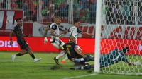 Striker Persija Jakarta, Alaeddine Ajaraie membobol gawang Malut United dalam laga pekan ke-23 BRI Super League 2025/2026 di Stadion Gelora Kie Raha, Ternate, Selasa (24/2/2026). (Dok. Persija)