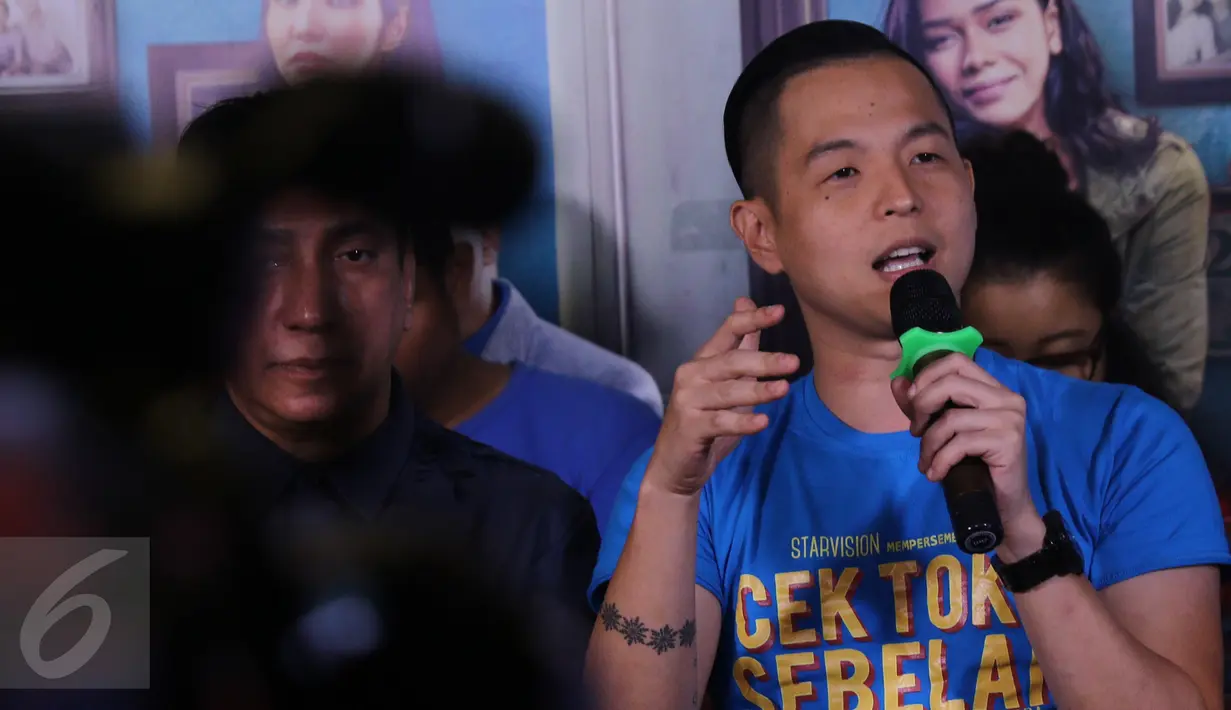  Ernest Prakasa mengaku sangat kaget jika film besutannya bisa memperoleh penonton hingga 2 juta saat jumpa press Film Cek Toko Sebelah di kawasan Sarinah, Jakarta, Senin (16/1). (Liputan6.com/Herman Zakharia)