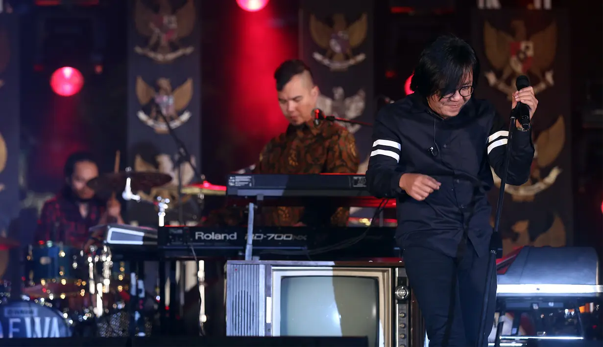 Dalam konser Revolusi Pancasila, Ahmad Dhani menggandeng vokalis lamanya, Ari Lasso. Konser tersebut dalam rangka menyambut hari lahir ke-70 Pancasila dan akan diperingati pada tanggal 1 Juni mendatang.  (Andy Masela/Bintang.com)