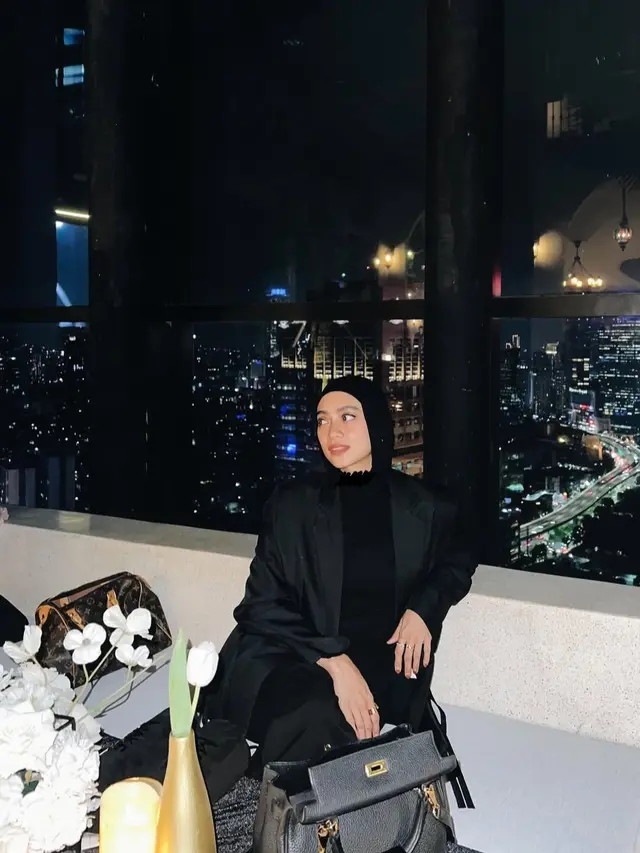 Inspirasi Outfit Ala Ayudia Bing Slamet, Si Penggemar Outfit Hitam (Instagram/@ayudiac)