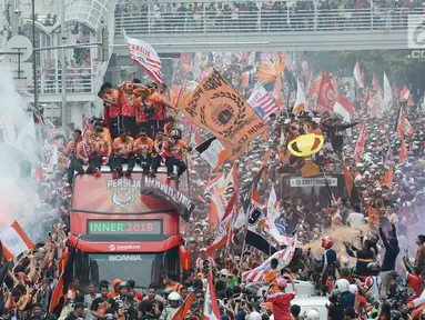 Kemeriahan konvoi kemenangan Persija pada Liga 1 di Jalan MH Thamrin, Jakarta, Sabtu (15/12). Konvoi diramaikan dengan kehadiran ribuan Jakmania. (Merdeka.com/Imam Buhori)