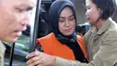  Ekspresi Istri dari Gubernur Sumatera Utara (Sumut) Evy Susanti saat tiba di Gedung Komisi Pemberantasan Korupsi (KPK), Jakarta, Rabu (5/8/2105). Kasus suap ini terungkap setelah KPK melakukan tangkap tangan pada 9 Juli 2015. (Liputan6.com/Helmi Afandi) 