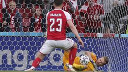 Gelandang timnas Denmark Pierre-Emile Hojbjerg gagal mencetak gol penalti ketika kiper Finlandia Lukas Hradecky menyelamatkan gawangnya pada laga Grup B Euro 2020 di Parken Stadium, Sabtu (12/6/2021). Denmark yang awalnya diunggulkan justru kalah 0-1 dari Finlandia. (AP Photo/Martin Meissner, Pool)