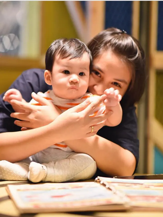 Pesinetron Putri Titian sedang menikmati sebagai ibu muda. Theodore Lori Liem anak pertama dari pernikahannya dengan Junior Liem kini telah berusia enam bulan. Bahkan, ia menolak kembali menjalani syuting sinetron. (Instagram/juniorliem)