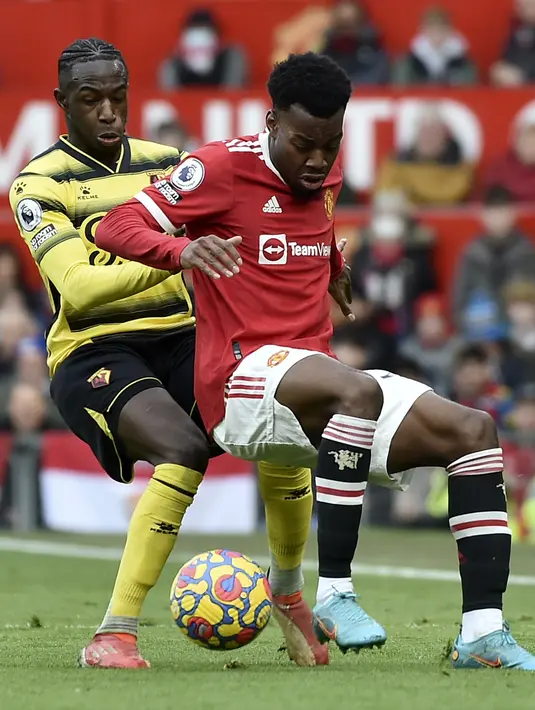 Penyerang Manchester United, Anthony Elanga mengontrol bola dari kawalan pemain Watford, Hassane Kamara pada pertandingan lanjutan Liga Inggris di di Old Trafford di Manchester, Inggris, Sabtu (26/2/2022). Hasil ini membuat MU tertahan di peringkat empat dengan 47 poin. (AP Photo/Rui Vieira)