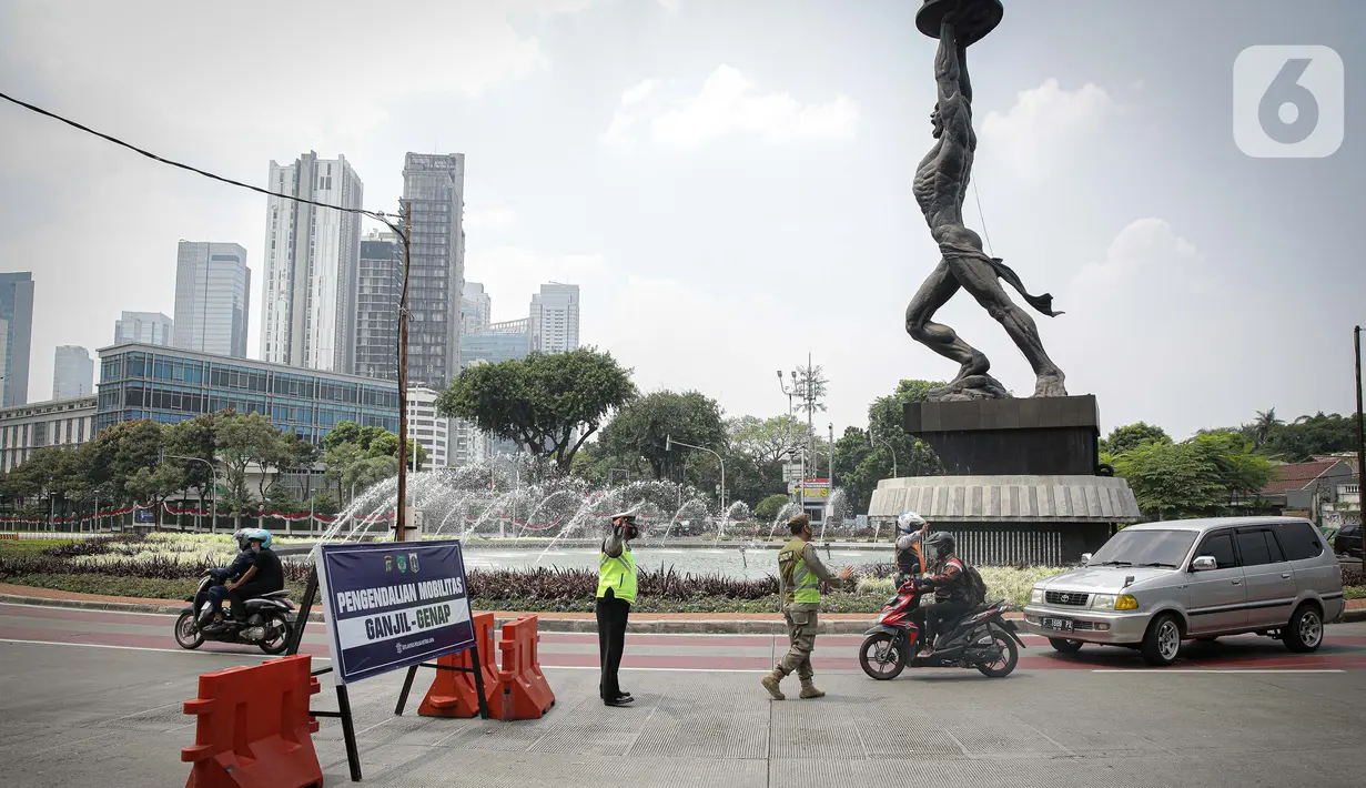 Petugas gabungan menghadang kendaraan berplat nomor ganjil di titik pemeriksaan ganjil-genap Bundaran Senayan, Jakarta, Kamis, (26/8/2021). Mulai 26 - 30 Agustus, ganjil genap hanya berlaku di 3 ruas jalan Jakarta yakni, Jalan Sudirman, MH Thamrin, dan HR Rasuna Said (Liputan6.com/Faizal Fanani)