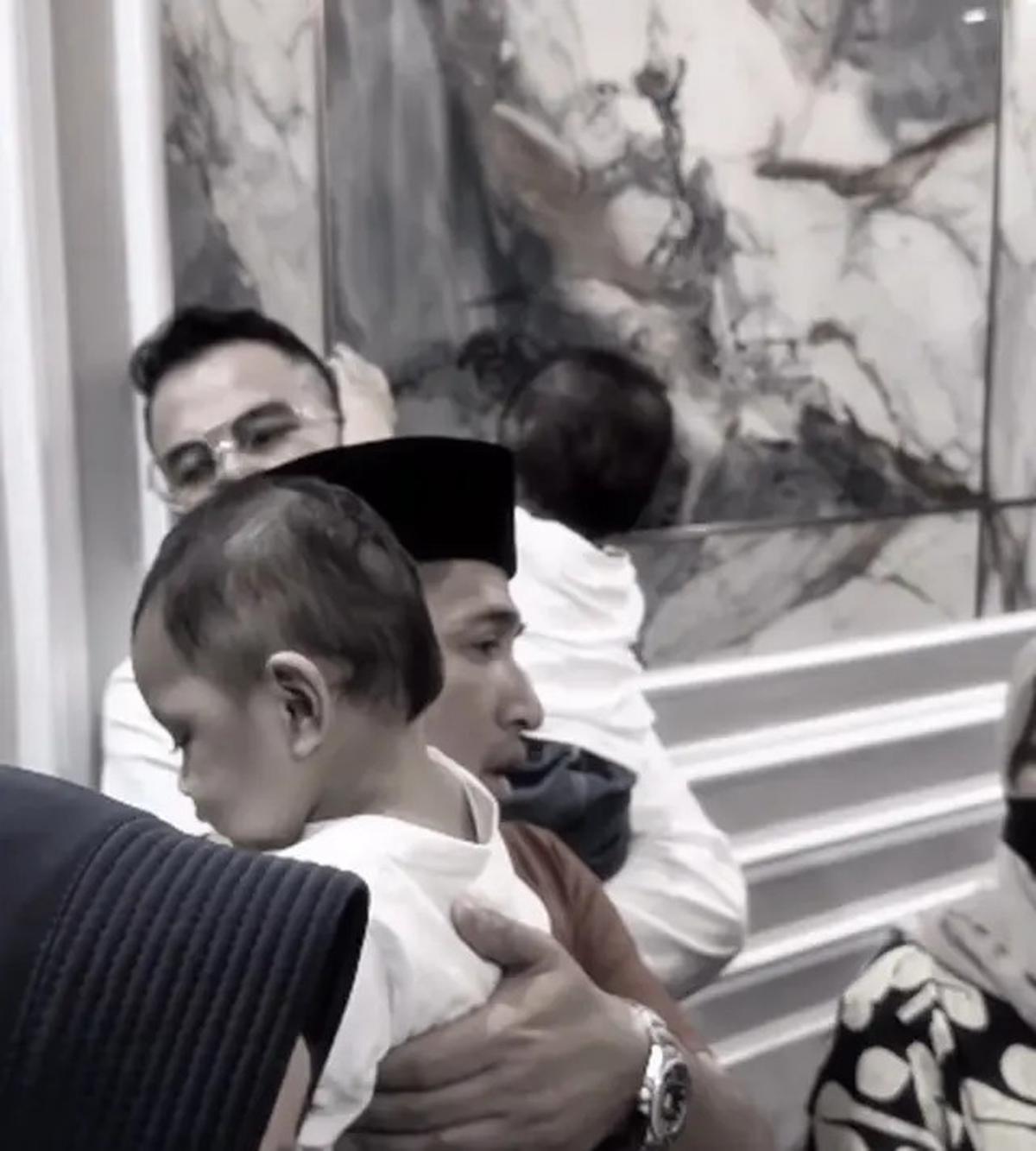 Potret Haru Bayi Kembar Mpok Alpa Digendong Raffi Ahmad dan Irfan Hakim di Rumah Duka, Anak Kedua Menangis Histeris