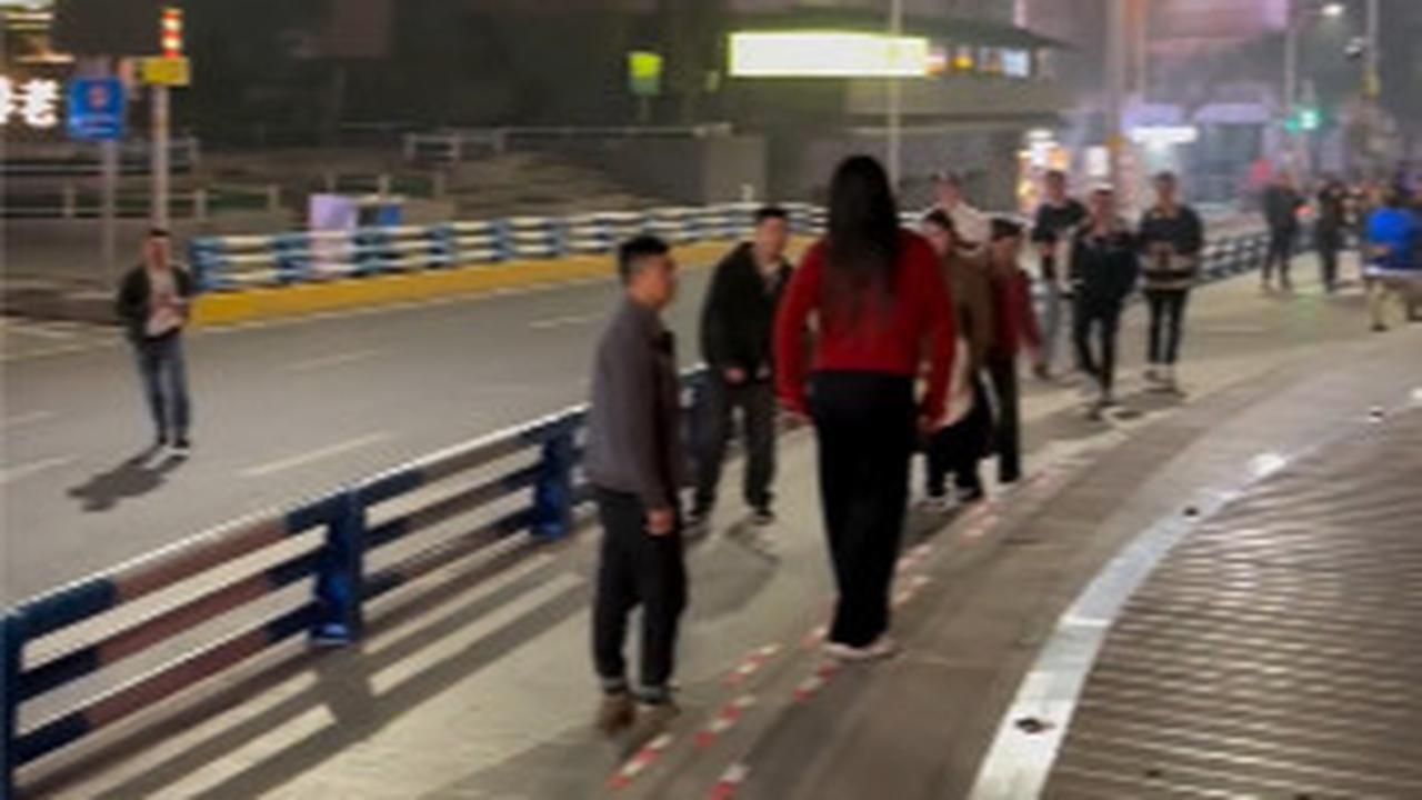 "Teman-teman ini Anda pikir di jalan raya ini lantai 1 ya," ujar pemilik akun. <br>