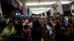 Mantan pelatih Timnas Indonesia, Shin Tae-yong disambut oleh sejumlah suporter dan masyarakat saat kembali ke negaranya melalui terminal 3 Bandara Soekarno-Hatta, Tangerang, Banten, Minggu (26/01/2025). (Bola.com/Bagaskara Lazuardi)